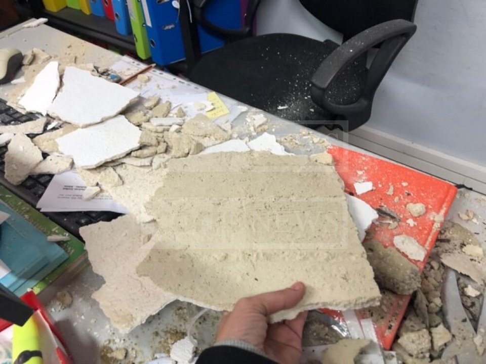 Απίστευτο περιστατικό στην Κέρκυρα: Το ταβάνι έπεσε στο... κεφάλι εργαζόμενης [εικόνες] | iefimerida.gr 2