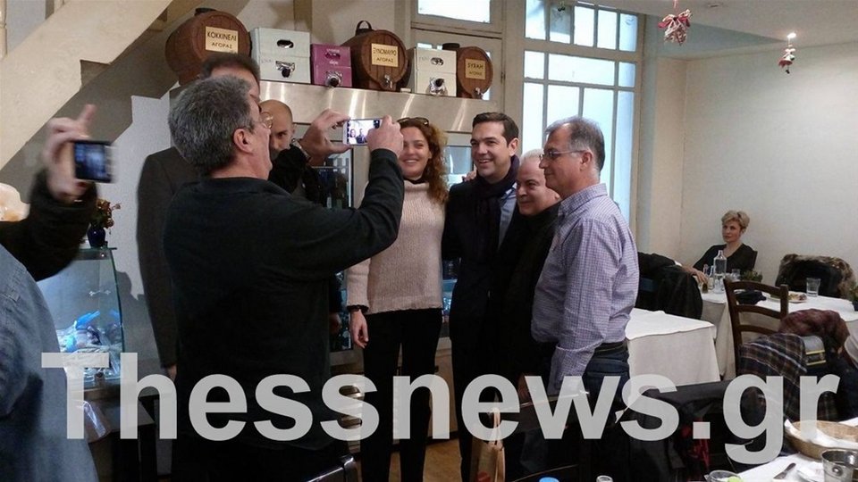 Για ρετσίνα και κεφτέδες σε ουζερί της Θεσσαλονίκης ο Αλέξης Τσίπρας [εικόνες & βίντεο] | iefimerida.gr 1