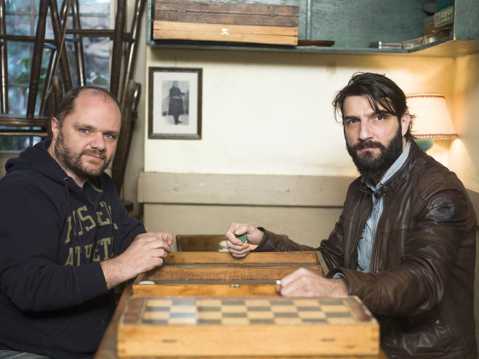 Κουρής και Παπαδημητρίου παίζουν «Τάβλι» στο «Μουσούρη» [εικόνες] | iefimerida.gr 1