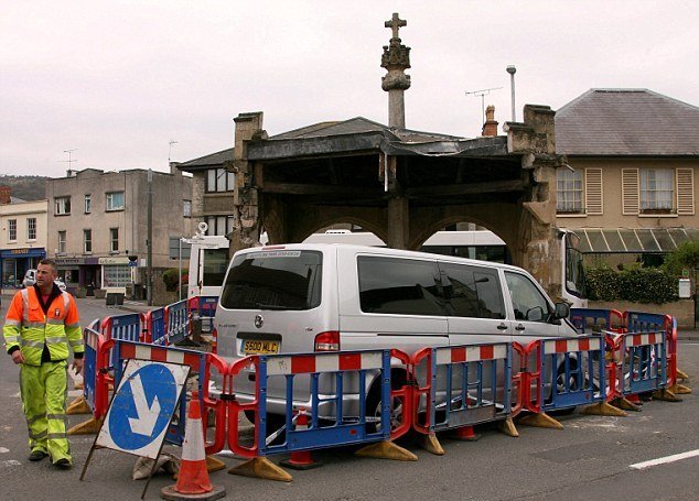 Οδηγός ταξί φτερνίστηκε, έχασε τον έλεγχο και «συγκρούστηκε» με μνημείο [εικόνες] | iefimerida.gr 1