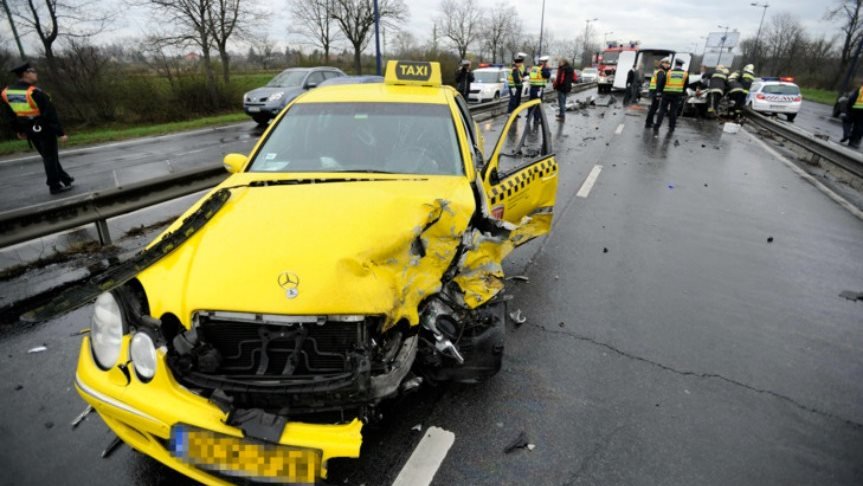 Πλάνα από το θανατηφόρο τροχαίο των διεθνών:  Νεκρός ο οδηγός ταξί - Με ράμματα γλίτωσαν οι Μόρας, Ταχτσίδης και Φετφατζίδης [εικόνες&βίντεο] | iefimerida.gr 2