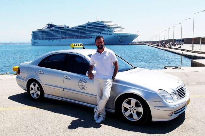 Ο ήρωας της ημέρας: Ταξιτζής βούτηξε στο λιμάνι του Κατακόλου και έσωσε ανάπηρη τουρίστρια [εικόνες] | iefimerida.gr 1