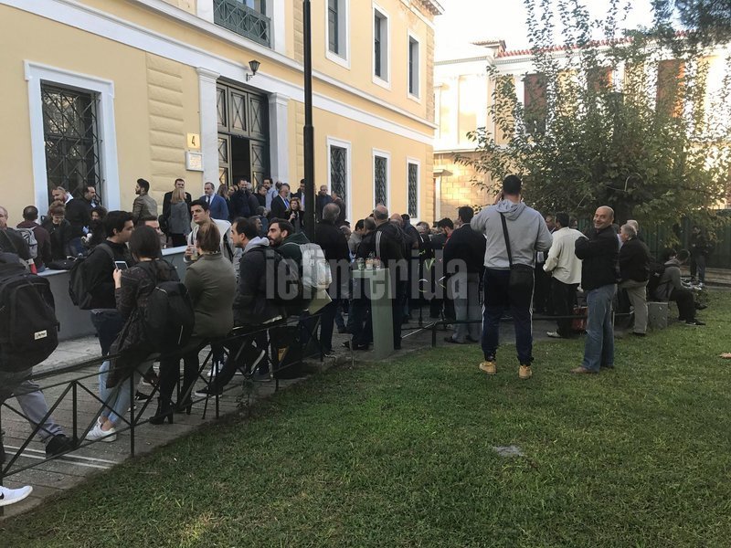 Στην Ευελπίδων οι ταξιτζήδες, στηρίζουν τον Λυμπερόπουλο στη δίκη με την Beat -Μάρτυρας υπεράσπισης ο Σπίρτζης [εικόνες & βίντεο] | iefimerida.gr 2