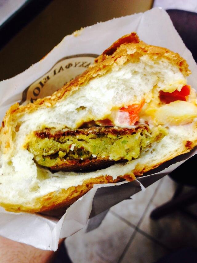 Ταχυφαγείον το Ελληνικόν: Το νοστιμότερο σουβλάκι με ρεβιθοκεφτέ, ταραμοσαλάτα και γιαούρτι που ξετρελαίνει τους Αθηναίους [εικόνες] | iefimerida.gr 1