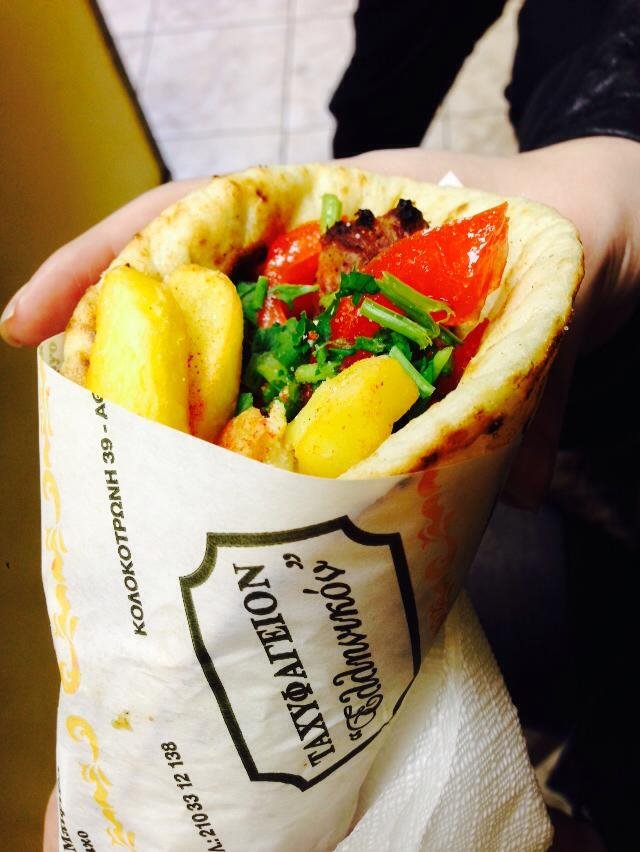 Ταχυφαγείον το Ελληνικόν: Το νοστιμότερο σουβλάκι με ρεβιθοκεφτέ, ταραμοσαλάτα και γιαούρτι που ξετρελαίνει τους Αθηναίους [εικόνες] | iefimerida.gr 2