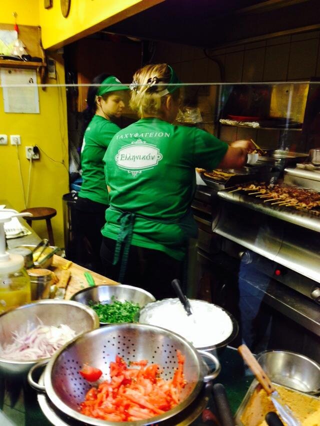 Ταχυφαγείον το Ελληνικόν: Το νοστιμότερο σουβλάκι με ρεβιθοκεφτέ, ταραμοσαλάτα και γιαούρτι που ξετρελαίνει τους Αθηναίους [εικόνες] | iefimerida.gr 3