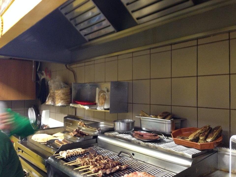 Ταχυφαγείον το Ελληνικόν: Το νοστιμότερο σουβλάκι με ρεβιθοκεφτέ, ταραμοσαλάτα και γιαούρτι που ξετρελαίνει τους Αθηναίους [εικόνες] | iefimerida.gr 4