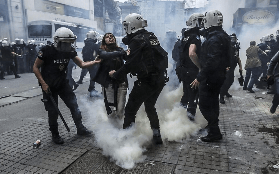 Στις φλόγες η πλατεία Ταξίμ -Δεκάδες τραυματίες σε συγκρούσεις με την Αστυνομία [εικόνες&βίντεο] | iefimerida.gr 4