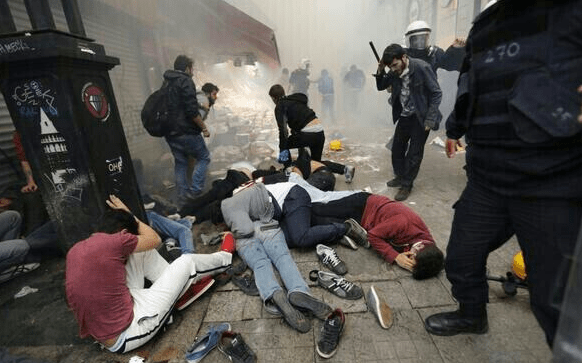 Στις φλόγες η πλατεία Ταξίμ -Δεκάδες τραυματίες σε συγκρούσεις με την Αστυνομία [εικόνες&βίντεο] | iefimerida.gr 0