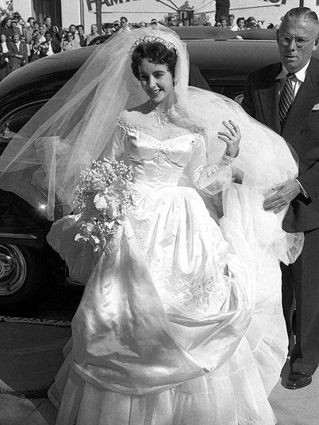 Το νυφικό της Ελίζαμπεθ Τέιλορ βγαίνει σε δημοπρασία στις 26 Ιουνίου [εικόνες] | iefimerida.gr 0