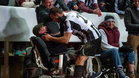 Συγκινητική κίνηση αμυντικού της Νιούκαστλ - Αγκάλιασε ανάπηρο οπαδό [εικόνα] | iefimerida.gr 0