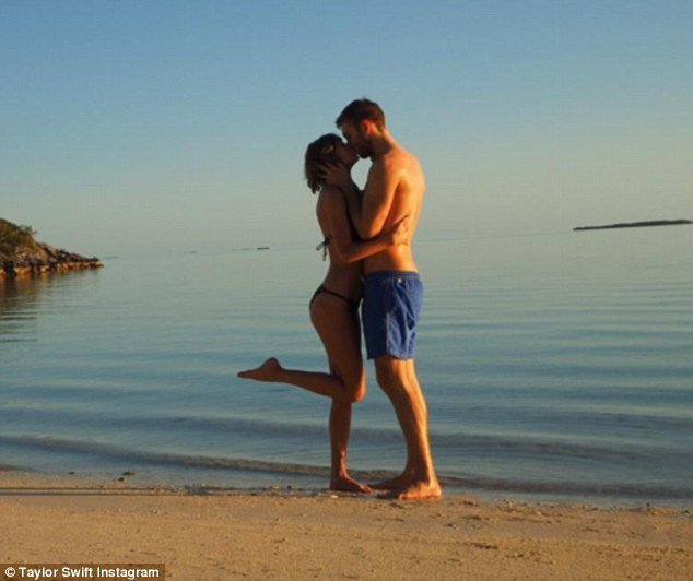 Τέιλορ Σουίφτ: Βουτιές με καυτό μπικίνι σε τροπικές παραλίες [εικόνες] | iefimerida.gr 1