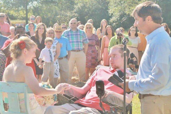 Συγκινητικές στιγμές: Τετραπληγικός εκπληρώνει την επιθυμία της συζύγου του και χορεύει μαζί της [εικόνες & βίντεο] | iefimerida.gr 0