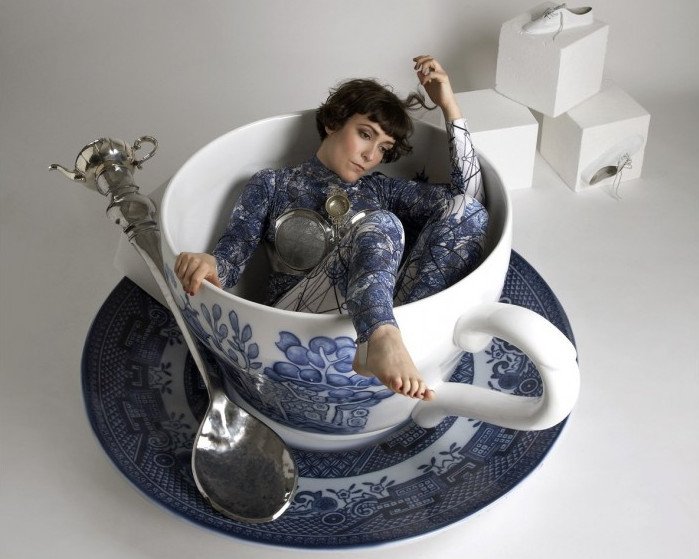 Μοντέλα στο φλυτζάνι: Η εκκεντρική vintage φωτογράφιση των Στορς και Σνάιντερ [εικόνες] | iefimerida.gr 7