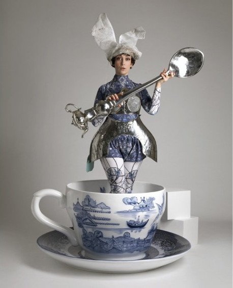 Μοντέλα στο φλυτζάνι: Η εκκεντρική vintage φωτογράφιση των Στορς και Σνάιντερ [εικόνες] | iefimerida.gr 0