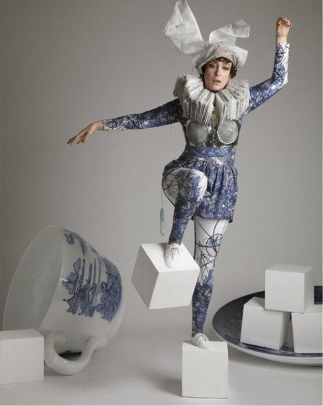 Μοντέλα στο φλυτζάνι: Η εκκεντρική vintage φωτογράφιση των Στορς και Σνάιντερ [εικόνες] | iefimerida.gr 1