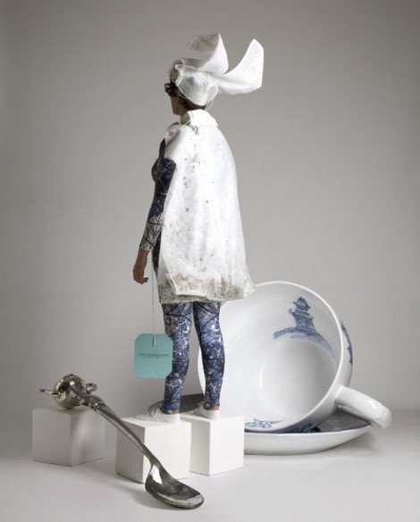 Μοντέλα στο φλυτζάνι: Η εκκεντρική vintage φωτογράφιση των Στορς και Σνάιντερ [εικόνες] | iefimerida.gr 2