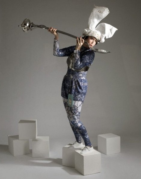 Μοντέλα στο φλυτζάνι: Η εκκεντρική vintage φωτογράφιση των Στορς και Σνάιντερ [εικόνες] | iefimerida.gr 3