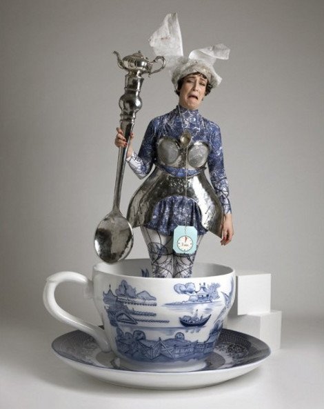 Μοντέλα στο φλυτζάνι: Η εκκεντρική vintage φωτογράφιση των Στορς και Σνάιντερ [εικόνες] | iefimerida.gr 4