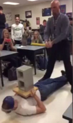 Επίπονο μάθημα: Καθηγητής φυσικής χτυπά κατά λάθος τα γεννητικά όργανα μαθητή με τσεκούρι [εικόνες & βίντεο] | iefimerida.gr 0