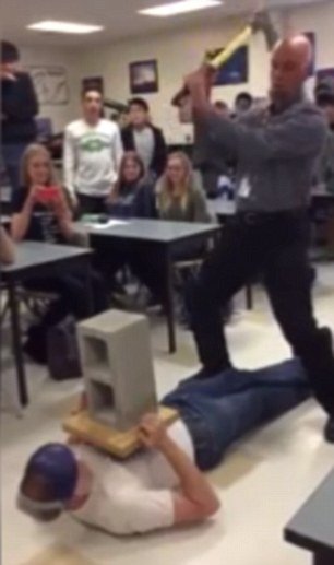 Επίπονο μάθημα: Καθηγητής φυσικής χτυπά κατά λάθος τα γεννητικά όργανα μαθητή με τσεκούρι [εικόνες & βίντεο] | iefimerida.gr 1