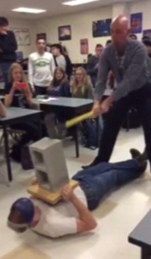 Επίπονο μάθημα: Καθηγητής φυσικής χτυπά κατά λάθος τα γεννητικά όργανα μαθητή με τσεκούρι [εικόνες & βίντεο] | iefimerida.gr 2