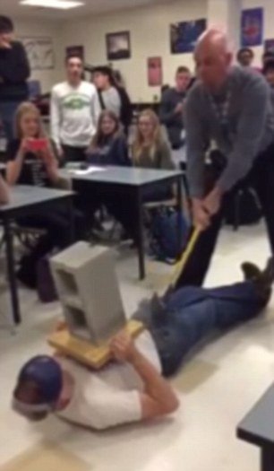 Επίπονο μάθημα: Καθηγητής φυσικής χτυπά κατά λάθος τα γεννητικά όργανα μαθητή με τσεκούρι [εικόνες & βίντεο] | iefimerida.gr 3