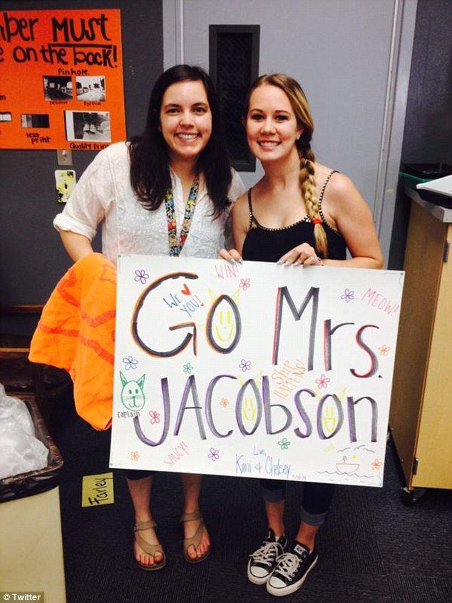 Φρίκη στις ΗΠΑ: Μαθητές βρήκαν κρεμασμένη από το ταβάνι της αίθουσας καθηγήτριά τους [εικόνες] | iefimerida.gr 2