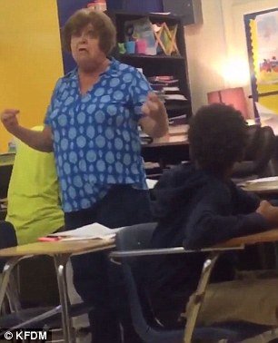 Δασκάλα συνελήφθη μετά από βίντεο που την δείχνει να επιτίθεται σε μαθητή [εικόνες & βίντεο] | iefimerida.gr 0