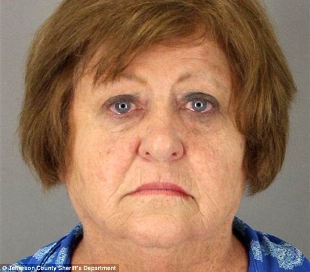 Δασκάλα συνελήφθη μετά από βίντεο που την δείχνει να επιτίθεται σε μαθητή [εικόνες & βίντεο] | iefimerida.gr 5