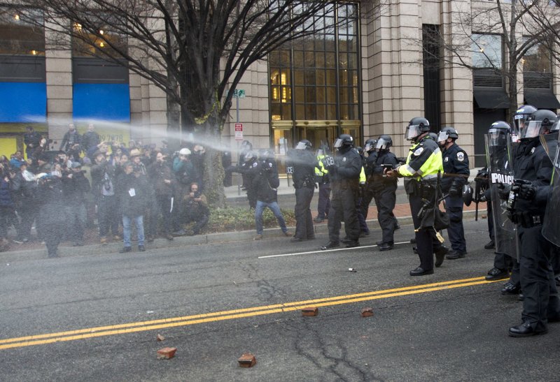Χάος, βίαια επεισόδια, ένας γυμνός διαδηλωτής κι ογκώδεις πορείες στιγμάτισαν την ορκωμοσία Τραμπ [εικόνες & βίντεο]  | iefimerida.gr 0