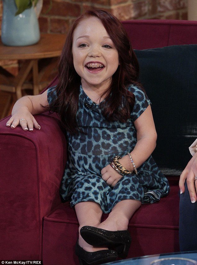 Εφηβη με νανισμό από τη Βρετανία δίνει μαθήματα ζωής: Μοναδική αισιοδοξία και δύναμη ψυχής [βίντεο] | iefimerida.gr 1