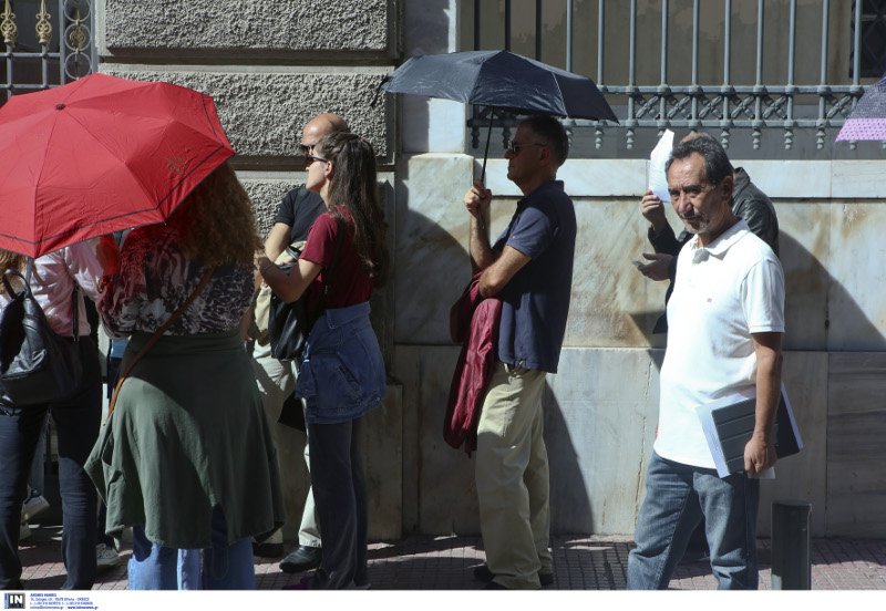 Οι θεατρόφιλοι περιμένουν υπομονετικά έξω απο το Θέατρο Τέχνης- φωτογραφία intimenews
