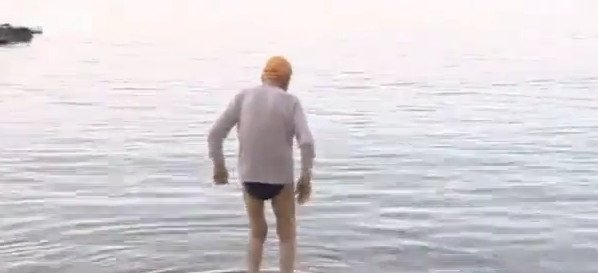 Αυτός είναι ο γηραιότερος ψηφοφόρος -Στα 106 του κάνει βουτιές στη θάλασσα το καταχείμωνο [εικόνες] | iefimerida.gr 4