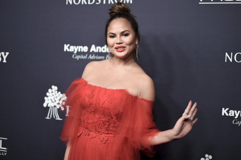 Η «φλογερή» εμφάνιση της Κρίσι Τέιγκεν με δημιουργία Ελληνα σχεδιαστή [εικόνες] | iefimerida.gr 1