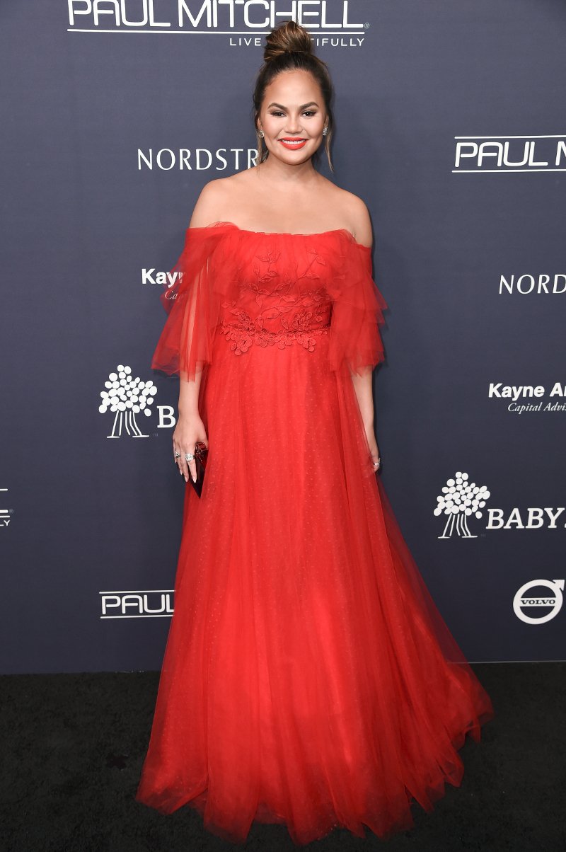 Η «φλογερή» εμφάνιση της Κρίσι Τέιγκεν με δημιουργία Ελληνα σχεδιαστή [εικόνες] | iefimerida.gr 0