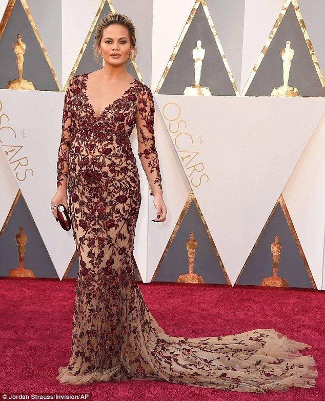 Οσκαρ 2016: Κρίσι Τέιγκεν, σέξι στο κόκκινο χαλί -Με ντεκολτέ μέχρι τον αφαλό [εικόνες] | iefimerida.gr 0