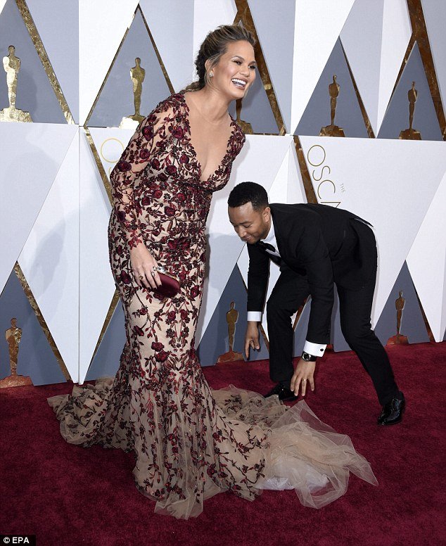 Οσκαρ 2016: Κρίσι Τέιγκεν, σέξι στο κόκκινο χαλί -Με ντεκολτέ μέχρι τον αφαλό [εικόνες] | iefimerida.gr 9