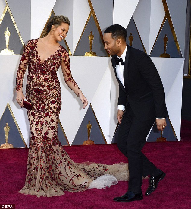 Οσκαρ 2016: Κρίσι Τέιγκεν, σέξι στο κόκκινο χαλί -Με ντεκολτέ μέχρι τον αφαλό [εικόνες] | iefimerida.gr 11