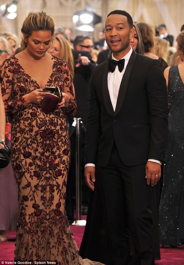 Οσκαρ 2016: Κρίσι Τέιγκεν, σέξι στο κόκκινο χαλί -Με ντεκολτέ μέχρι τον αφαλό [εικόνες] | iefimerida.gr 12