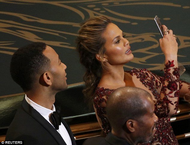 Οσκαρ 2016: Κρίσι Τέιγκεν, σέξι στο κόκκινο χαλί -Με ντεκολτέ μέχρι τον αφαλό [εικόνες] | iefimerida.gr 13