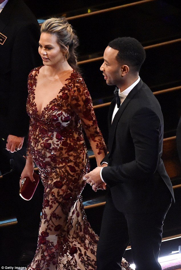 Οσκαρ 2016: Κρίσι Τέιγκεν, σέξι στο κόκκινο χαλί -Με ντεκολτέ μέχρι τον αφαλό [εικόνες] | iefimerida.gr 14