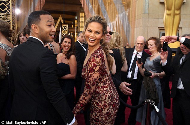 Οσκαρ 2016: Κρίσι Τέιγκεν, σέξι στο κόκκινο χαλί -Με ντεκολτέ μέχρι τον αφαλό [εικόνες] | iefimerida.gr 15