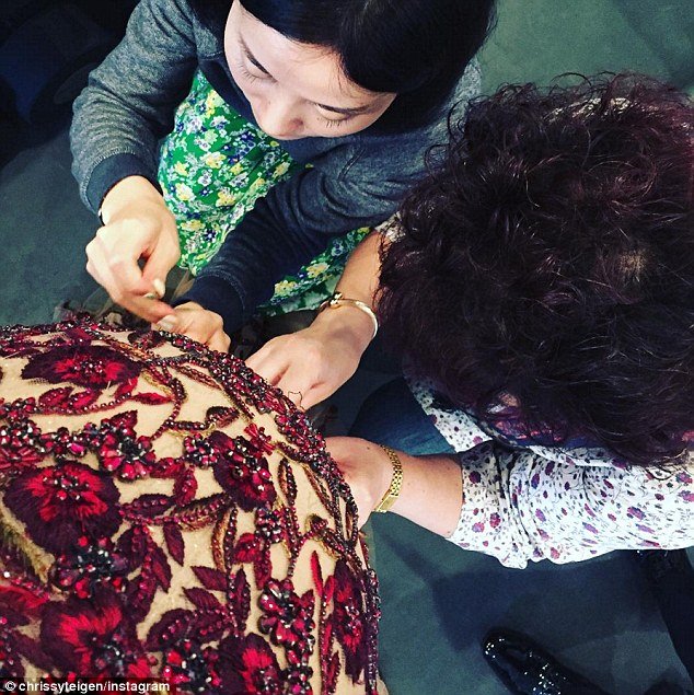 Οσκαρ 2016: Κρίσι Τέιγκεν, σέξι στο κόκκινο χαλί -Με ντεκολτέ μέχρι τον αφαλό [εικόνες] | iefimerida.gr 3