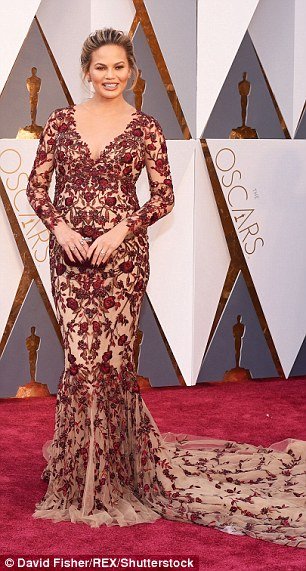 Οσκαρ 2016: Κρίσι Τέιγκεν, σέξι στο κόκκινο χαλί -Με ντεκολτέ μέχρι τον αφαλό [εικόνες] | iefimerida.gr 4