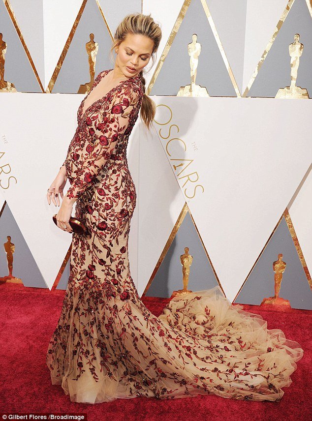 Οσκαρ 2016: Κρίσι Τέιγκεν, σέξι στο κόκκινο χαλί -Με ντεκολτέ μέχρι τον αφαλό [εικόνες] | iefimerida.gr 6