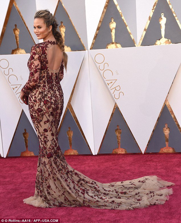 Οσκαρ 2016: Κρίσι Τέιγκεν, σέξι στο κόκκινο χαλί -Με ντεκολτέ μέχρι τον αφαλό [εικόνες] | iefimerida.gr 5