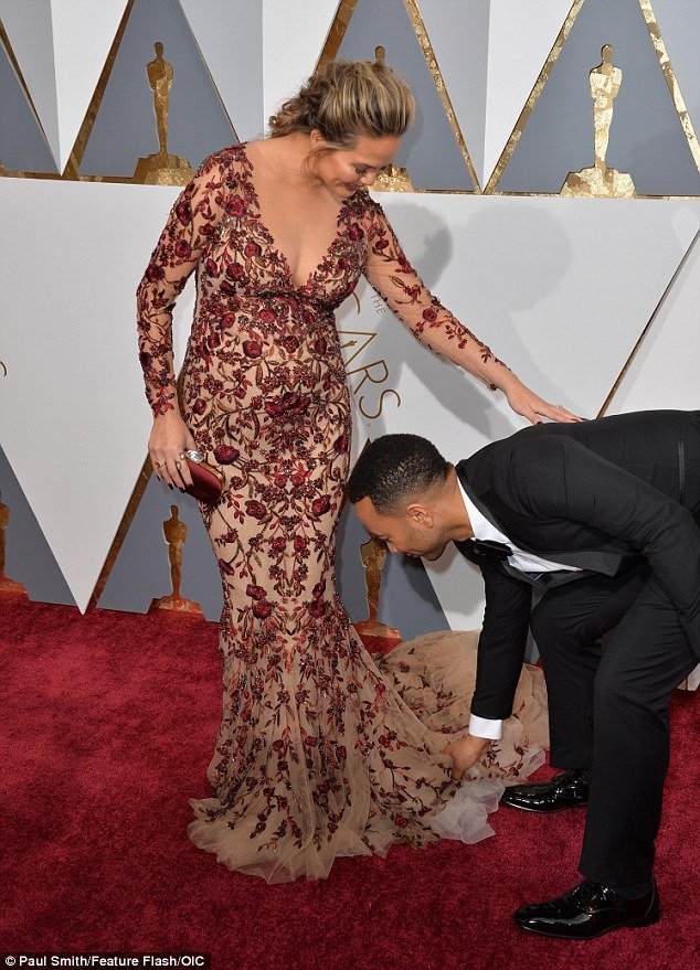 Οσκαρ 2016: Κρίσι Τέιγκεν, σέξι στο κόκκινο χαλί -Με ντεκολτέ μέχρι τον αφαλό [εικόνες] | iefimerida.gr 7