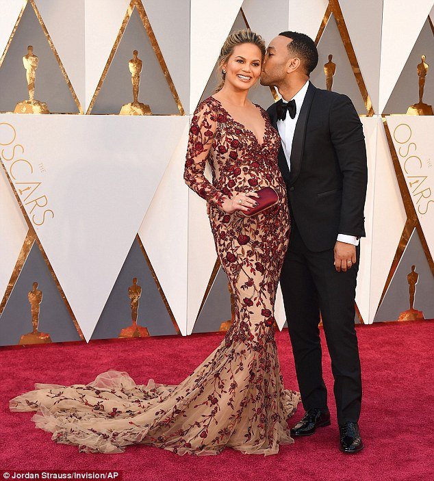 Οσκαρ 2016: Κρίσι Τέιγκεν, σέξι στο κόκκινο χαλί -Με ντεκολτέ μέχρι τον αφαλό [εικόνες] | iefimerida.gr 8