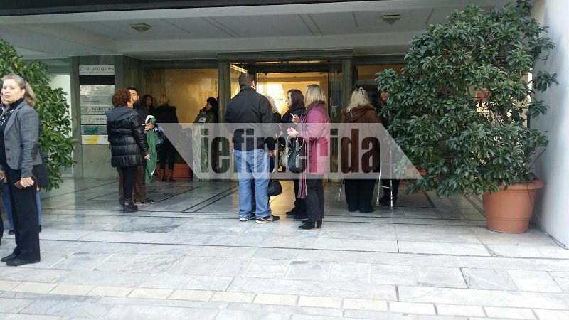 Καταδρομική επίθεση αγνώστων στα γραφεία του Τειρεσία -Εκαναν ντου, έσπασαν τα πάντα, σκόρπισαν πανικό [εικόνες] | iefimerida.gr 0